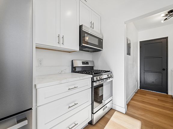 5th image of 1940 1/2 S Harcourt Ave #1940-1/2