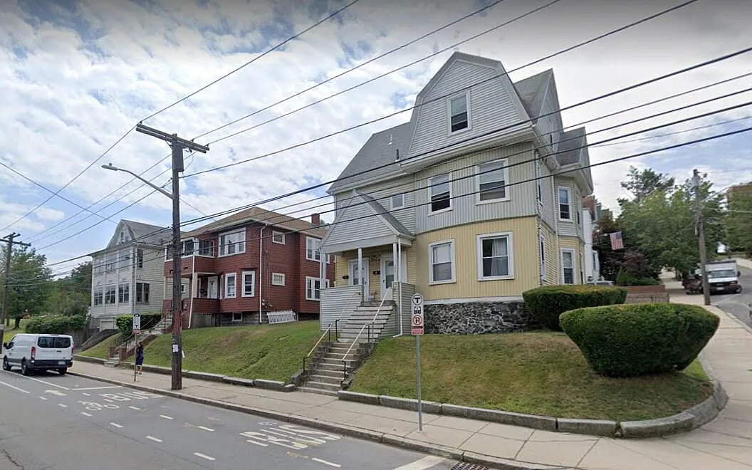 4 bed, $4,400 — Photo 1