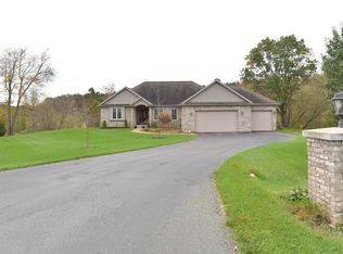 680 Stonehill Dr, Chelsea, MI 48118
