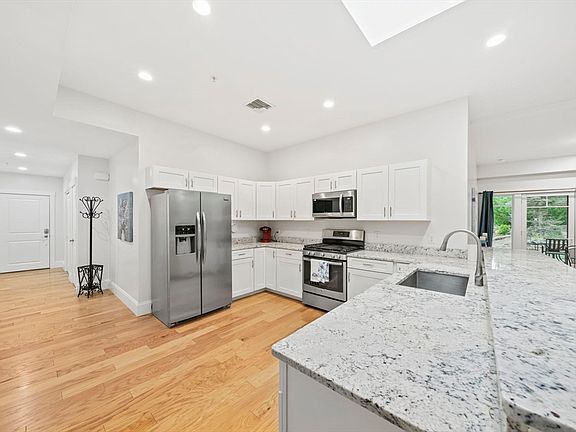 3rd image of 599 Washington St Ste 14