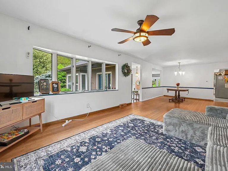 410 Narragansett Dr — Photo 8