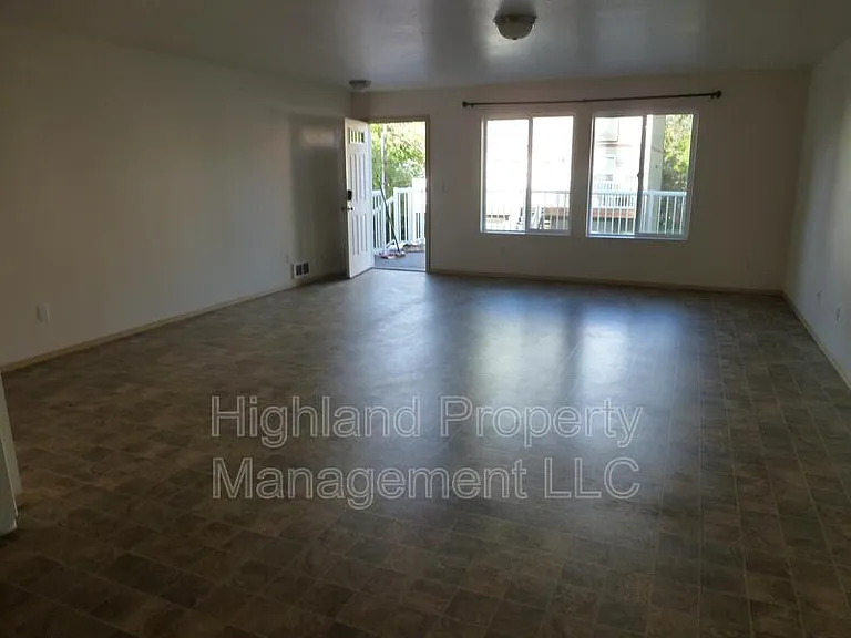 1063 NE B St — Photo 6