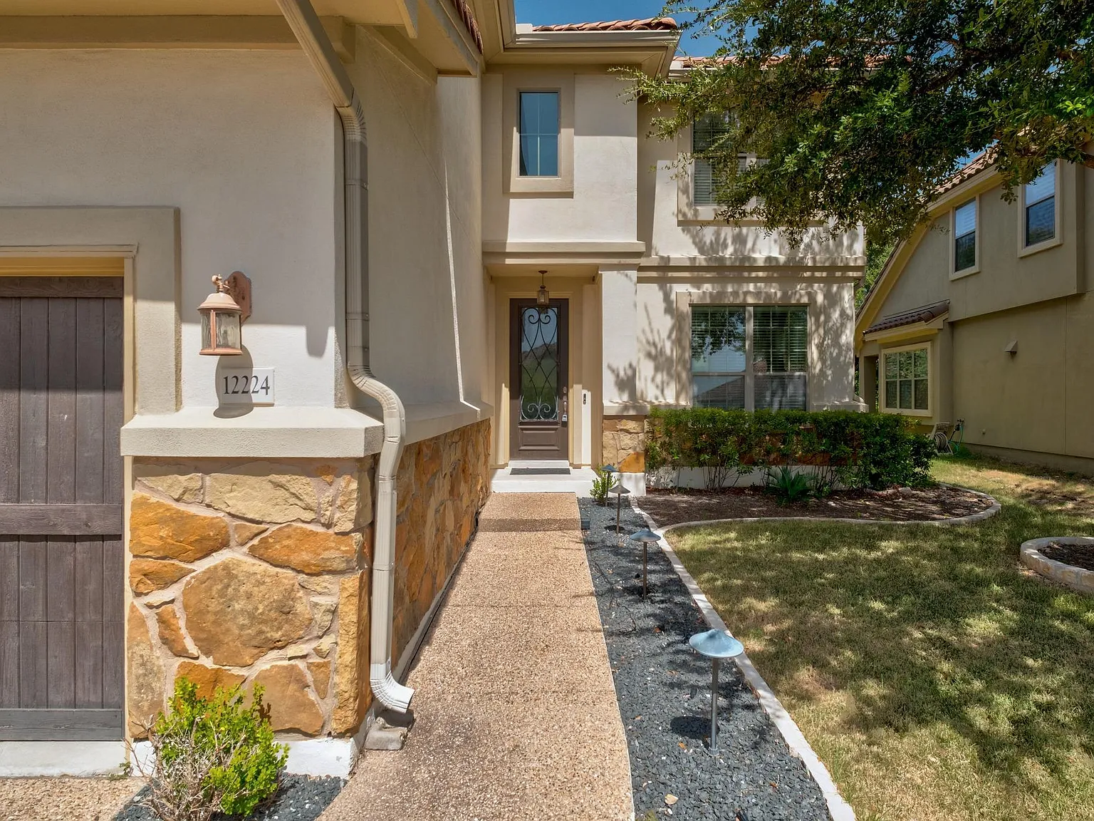 4 bed, 2.5 bath, 2732 sqft, $3,495 — Photo 2