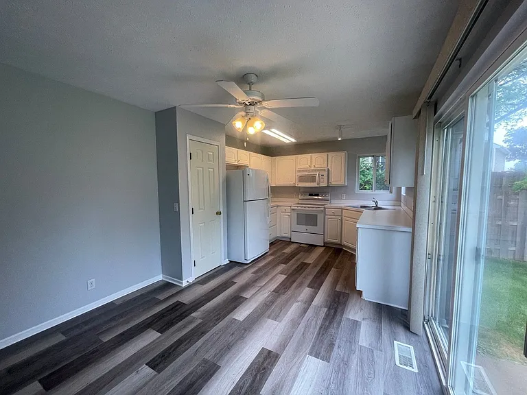 11709 S 27th St — Photo 4