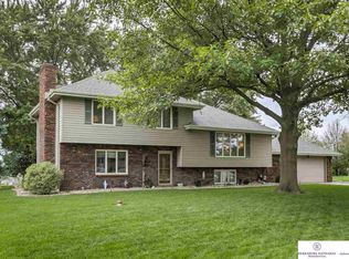 214 Ridgewood Dr, Council Bluffs, IA 51503