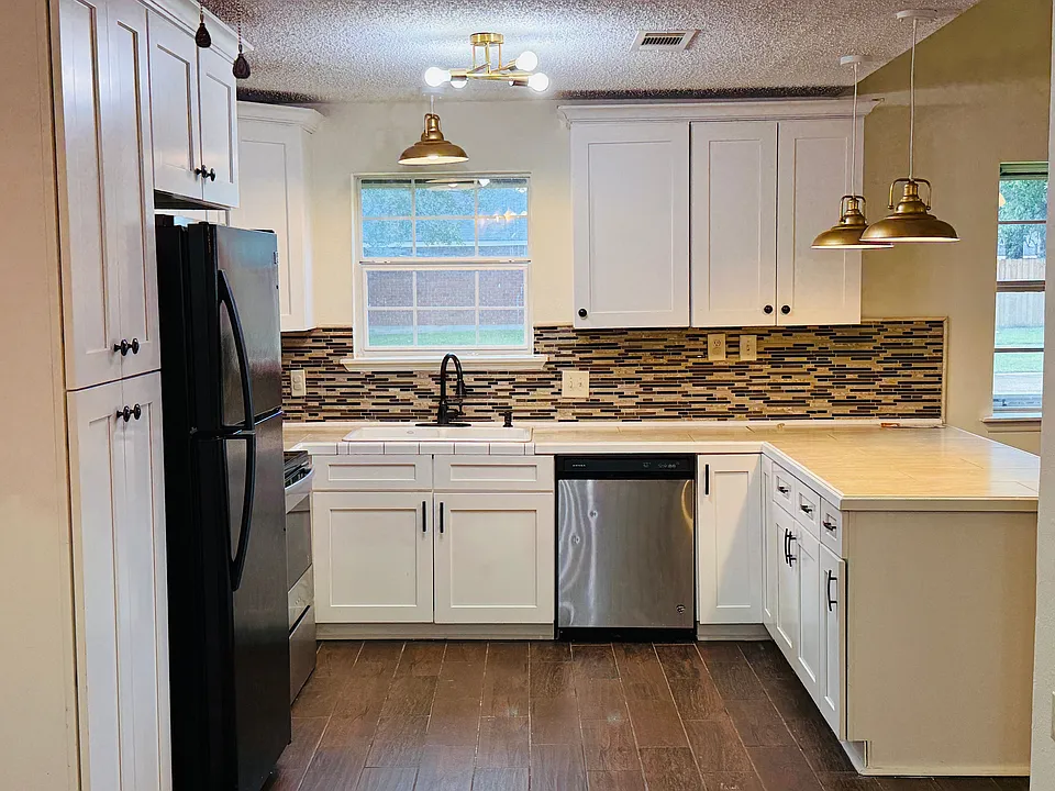 8705 Metairie Dr