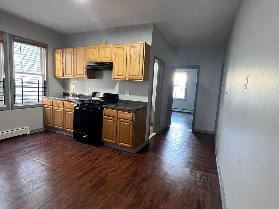 1st image of 321 Ellis Ave #1L