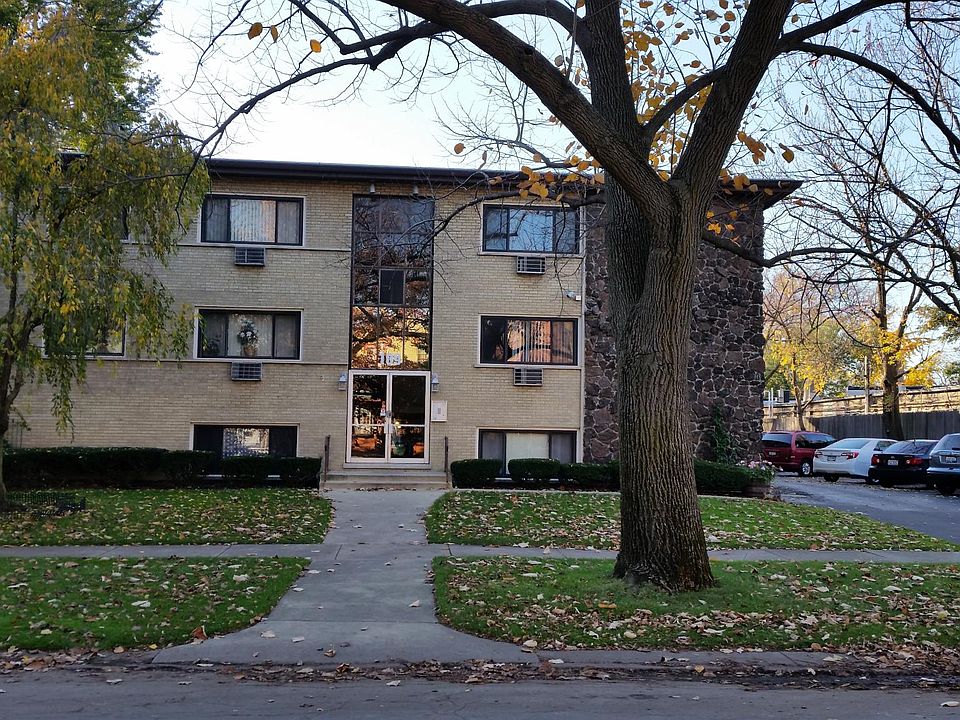 Main entrance. Parking on the side.