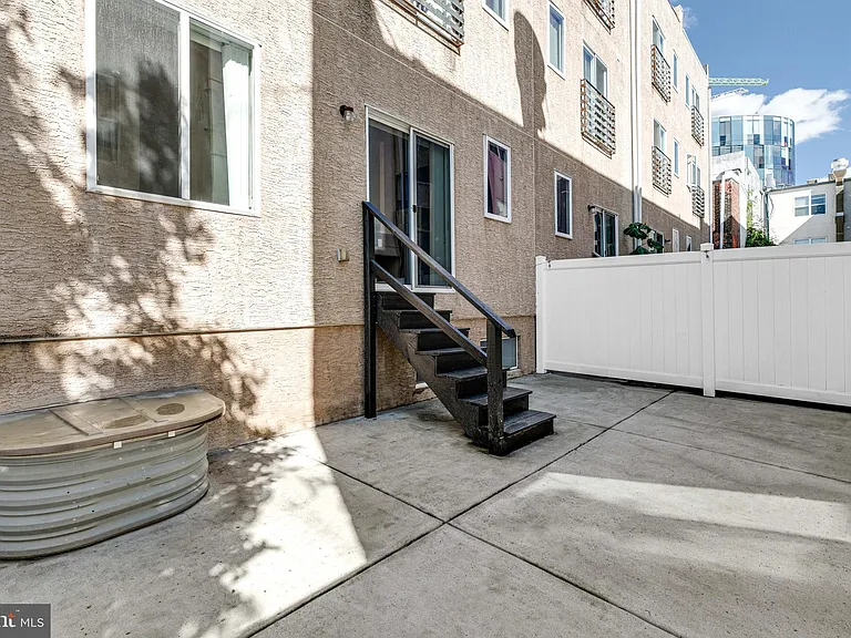 228 W George St #218 — Photo 48