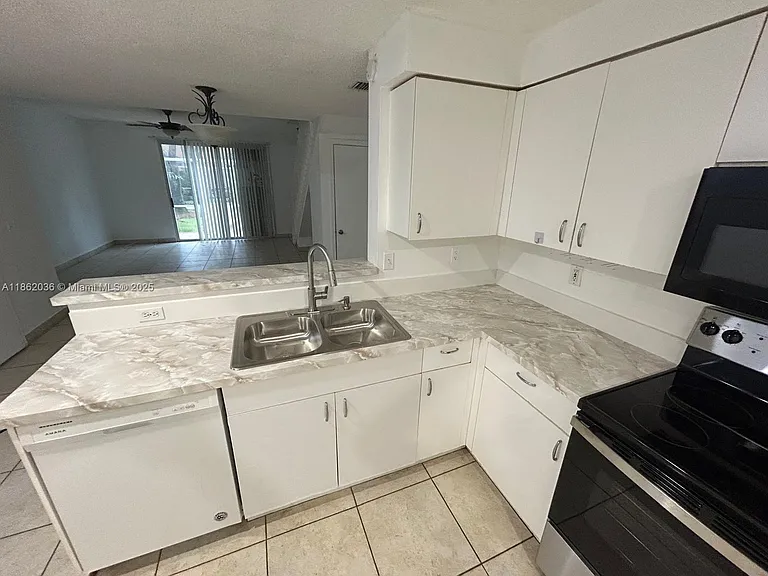 1527 Veracruz Ln — Photo 8
