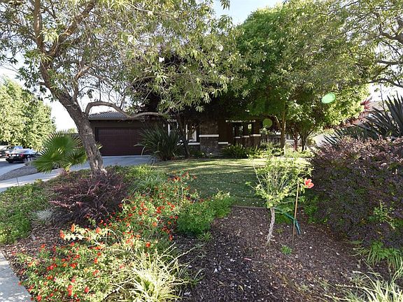 3rd image of 672 Laugenour Dr