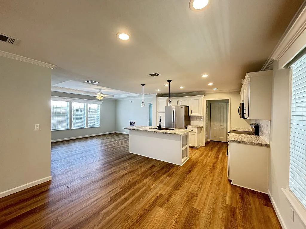 2 bed, 2.5 bath, 1356 sqft, $1,899 — Photo 2