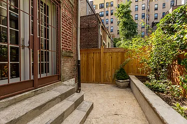 Rented by Dixon Advisory USA Inc.