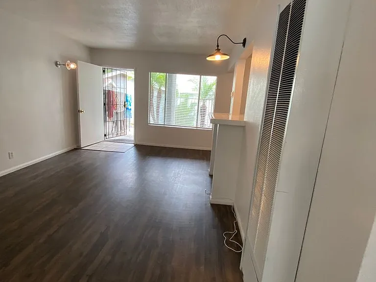 Cozy 2-Bedroom Apartment Just Steps from the Ocean Bluffs! — Photo 3