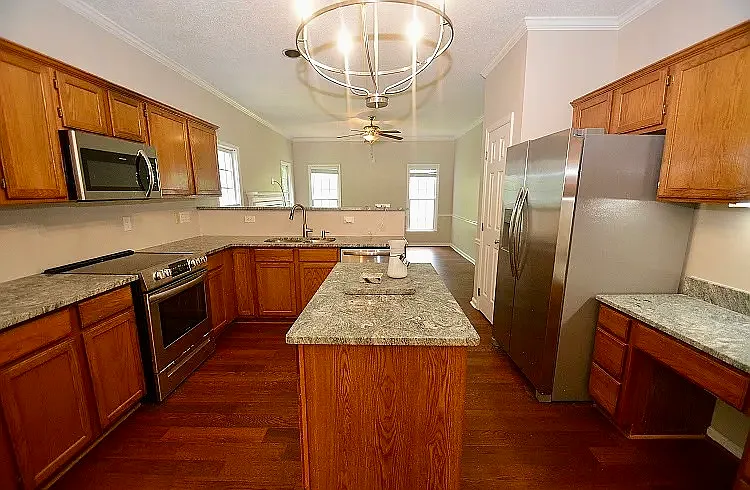 4 bed, 2.5 bath, 2160 sqft, $2,505 — Photo 2