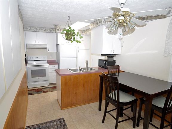 3rd image of 19 Hanningfield Cir