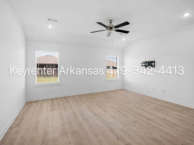 1071 Emerald St — Photo 7