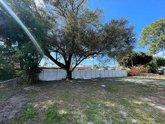4th image of 431 NW 33rd Ter