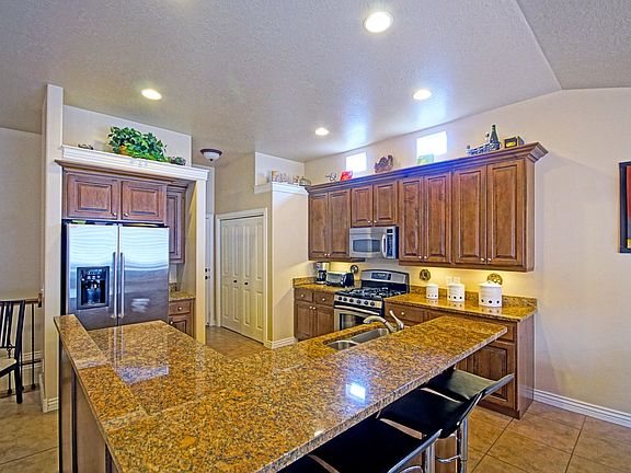 4th image of 1399 E Vista Valley Dr