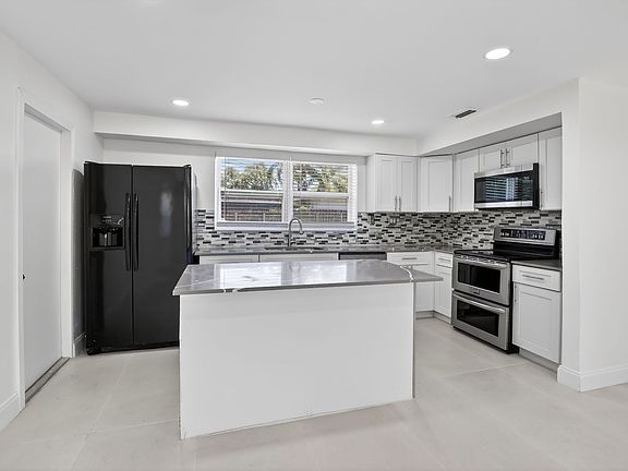 5th image of 2630 SW 49th Ct #3/2