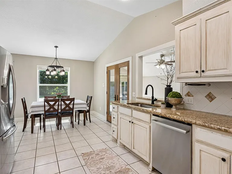 1203 Oakwood Trl — Photo 7