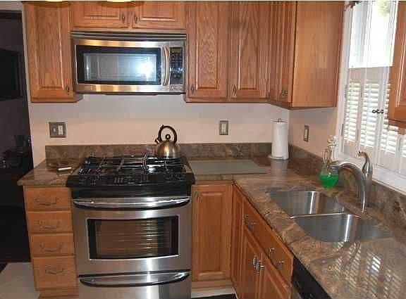 3rd image of 1700 E Maxwell St