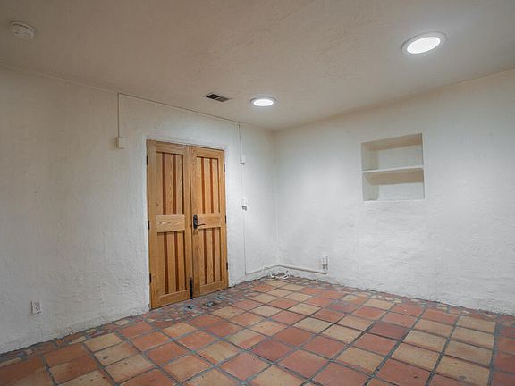 5th image of 902 Edith Blvd NE