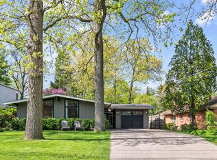 670 Green Briar Ln, Lake Forest, IL 60045
