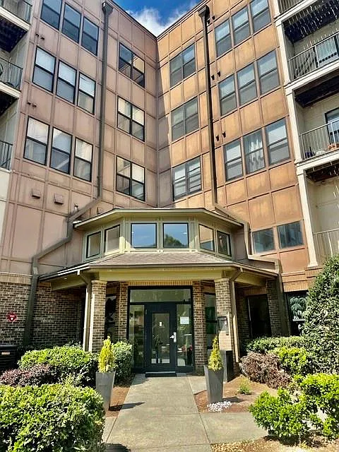 898 Oak St SW — Photo 1
