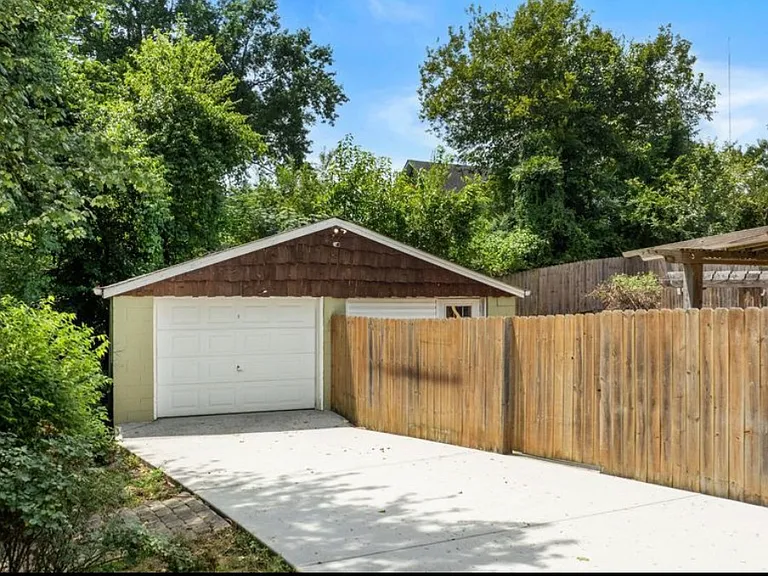 2919 Dempster St — Photo 21