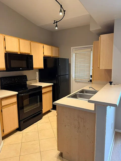 2 bed, 1011 sqft, $1,700 — Photo 2