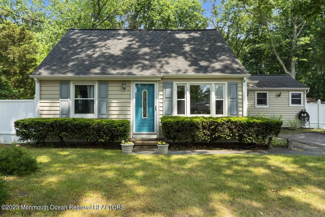 439 Shady Lane photo 1