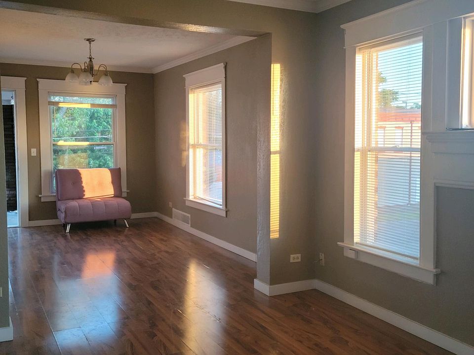 2nd image of 264 W 16th St