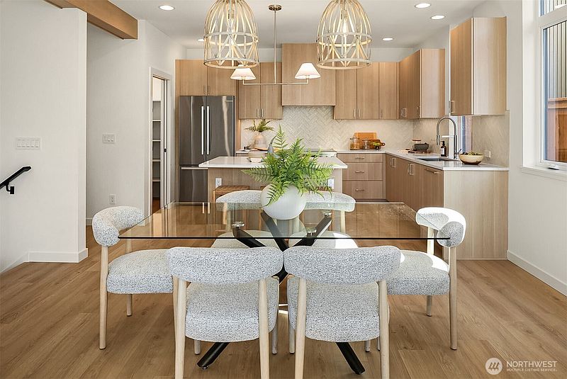 4th image of 2530 30th Avenue W