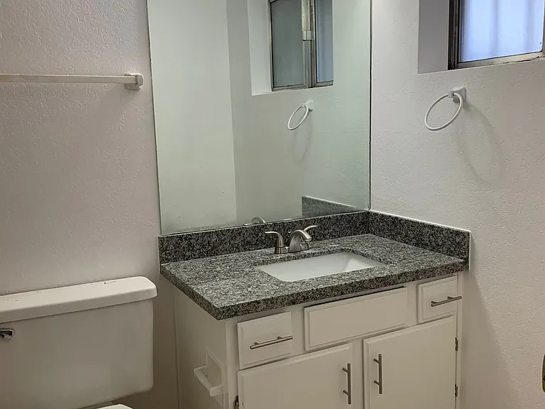 Just remodeled Beautiful small community has a one bedroom one bathroom available! — Photo 8
