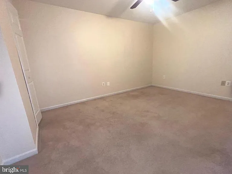 9241 Greenshire Dr — Photo 16