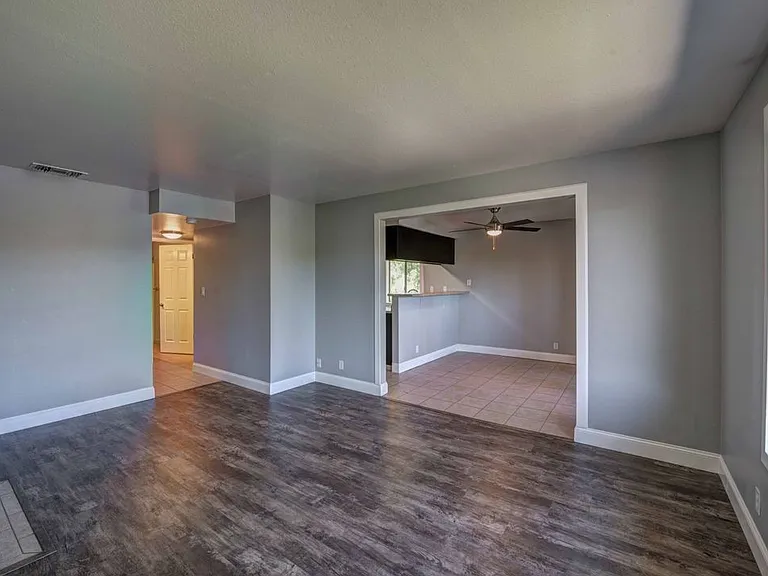 Sandpointe Apartments — Photo 12