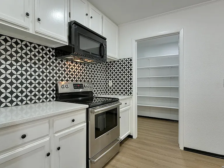 3218 Jenkins Dr — Photo 2
