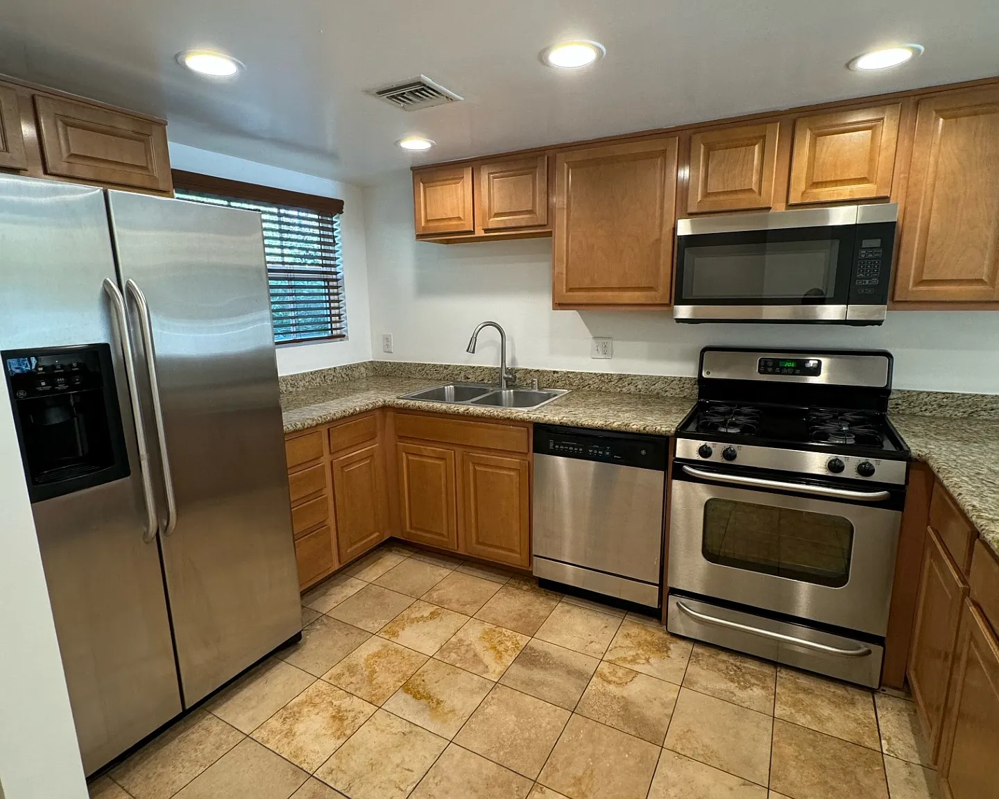 2301 Roscomare — Photo 1