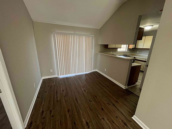 4th image of 204 Mountain Creek Dr