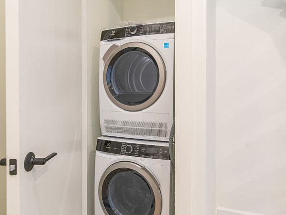 5th image of 575 Whitney Ave #3