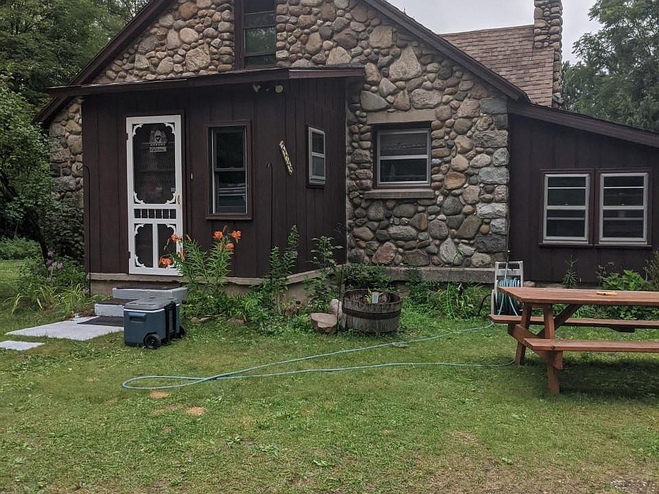 2nd image of 21745 Eleven Mile Rd