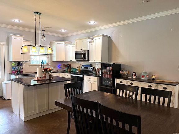 2nd image of 804 Laurel Ct