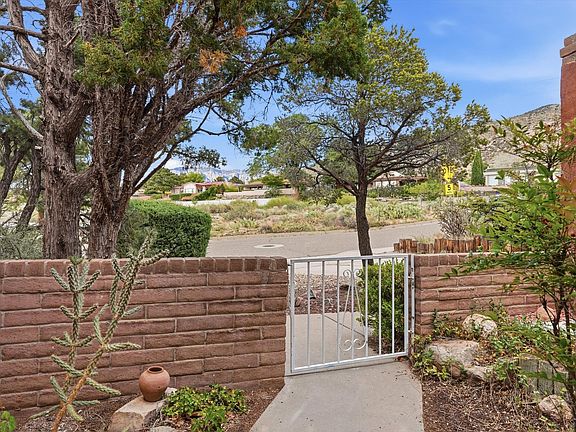 4th image of 3216 Casa Bonita Dr NE