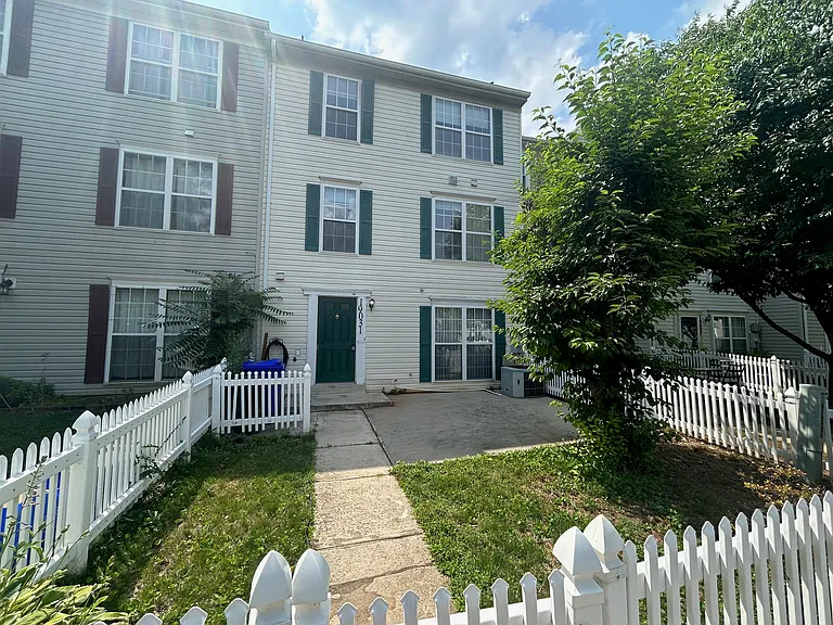 This townhouse has a beautiful Front Yard (most in this HOA do not have this)