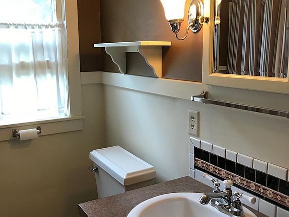 4th image of 601 Windsor Ter SE