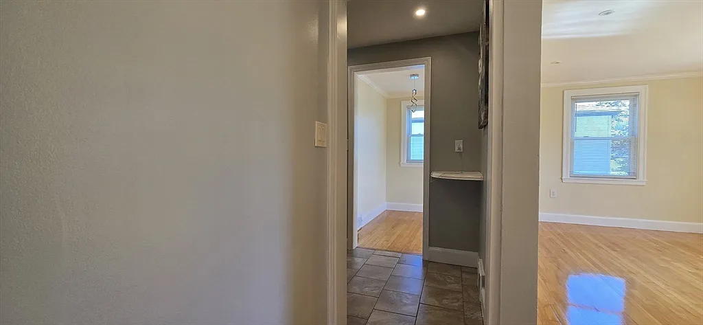 3 bed, 1.0 bath, 1000 sqft, $3,300 — Photo 2