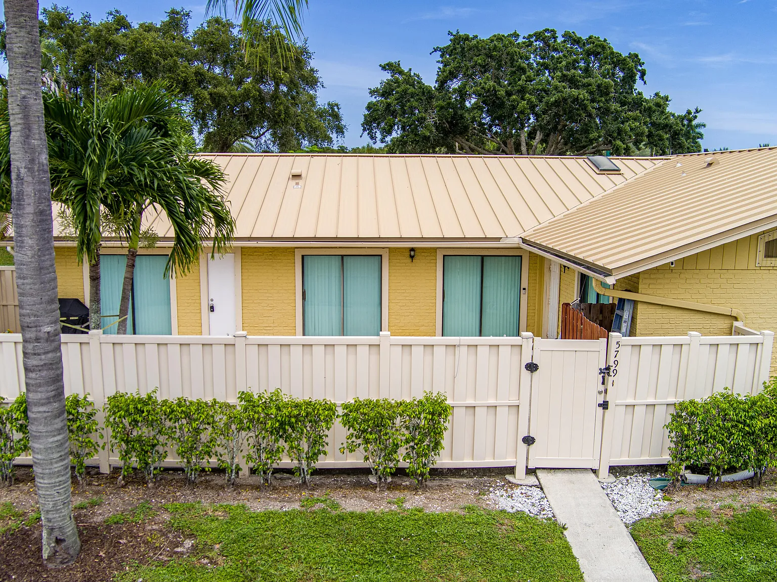 3 bed, 2.0 bath, 1276 sqft, $3,000 — Photo 2