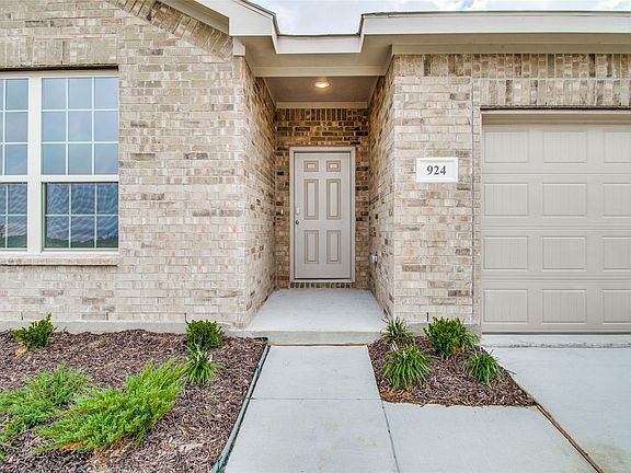 2nd image of 924 Billups Dr