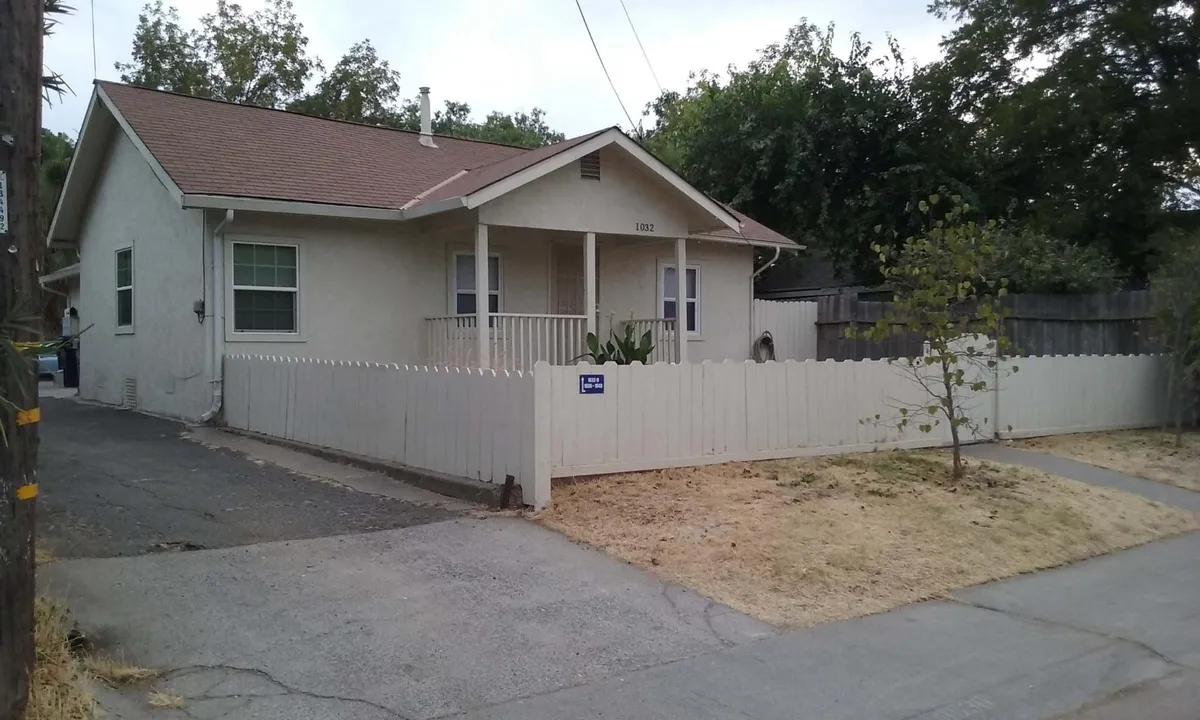 Fully fenced front yard, fresh paint, separate walk up gate. - 1032 Alamos Ave